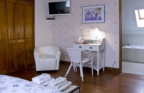 Benayes House | Bed and Breakfast in a quiet 3 ha property with garden, swimming pool and ponds