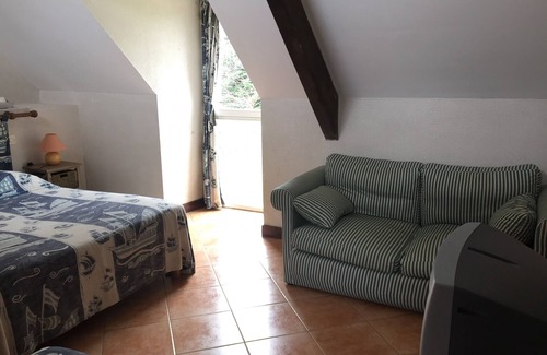 Ambon Bed & Breakfast | Bed and breakfast in traditional Breton longère