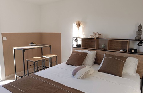 Dions Bed & Breakfast | Bed and breakfast, intimate comfort, jacuzzi in season, ideally located