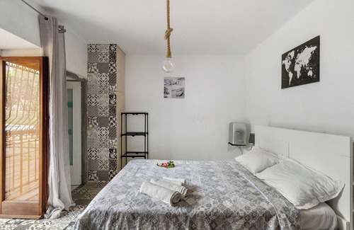 Seiano Bed & Breakfast | Bed and Breakfast 'Camera Claudius In Villa Vista Mare' with Shared Terrace and Wi-Fi