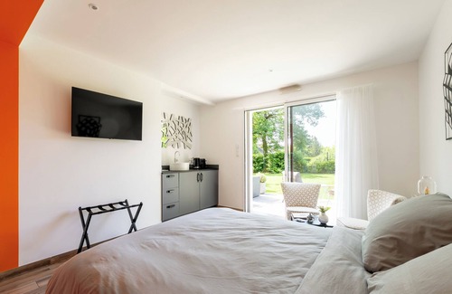 Malville Bed & Breakfast | Bed and Breakfast 'Kerwall - Chambre Double' with Shared Pool, Private Terrace and Wi-Fi