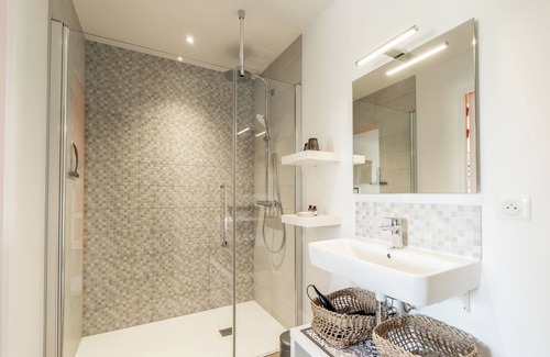 Malville Bed & Breakfast | Bed and Breakfast 'Kerwall - Chambre Double' with Shared Pool, Private Terrace and Wi-Fi