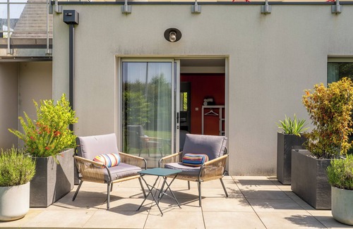 Malville Bed & Breakfast | Bed and Breakfast 'Kerwall - Chambre Double' with Shared Pool, Private Terrace and Wi-Fi
