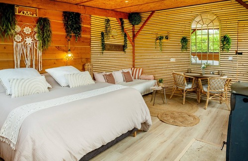 Senac Bed & Breakfast | Bed and Breakfast 'Magnifique Lodge Pour Amoureux' with Private Terrace and Private Garden