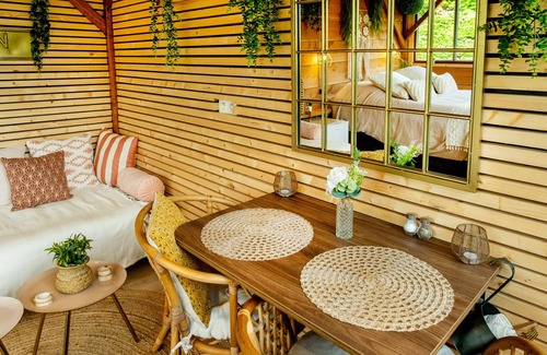 Senac Bed & Breakfast | Bed and Breakfast 'Magnifique Lodge Pour Amoureux' with Private Terrace and Private Garden
