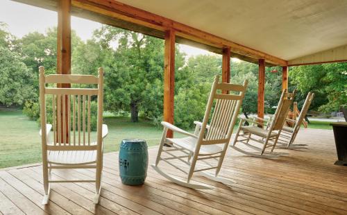 Lacy-Lakeview Bed & Breakfast | Bed and Breakfast on White Rock Creek