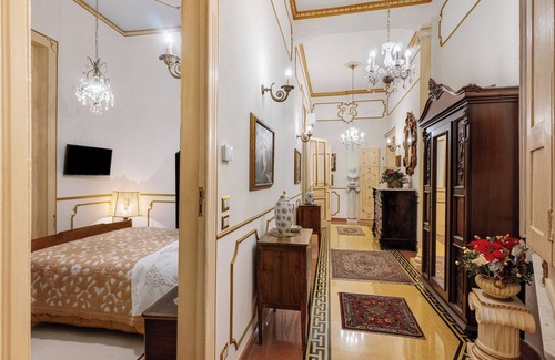Salerno Bed & Breakfast | Bed and Breakfast 'Royal Salerno Central' with Mountain View, Wi-Fi and Air Conditioning