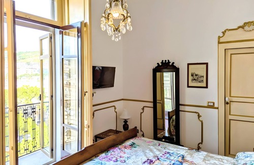 Salerno Bed & Breakfast | Bed and Breakfast 'Royal Salerno Central' with Mountain View, Wi-Fi and Air Conditioning