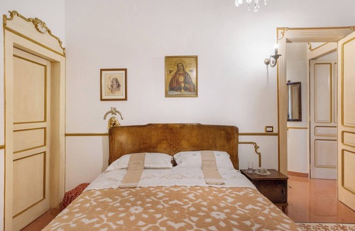 Salerno Bed & Breakfast | Bed and Breakfast 'Royal Salerno Central' with Mountain View, Wi-Fi and Air Conditioning