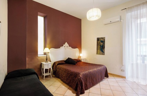 Historical Downtown Salerno Bed & Breakfast | Bed and Breakfast 'Verdi' with Private Terrace, Wi-Fi and Air Conditioning