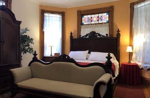 Nelsonville Bed & Breakfast | Bed and Breakfast w/Hot Tub near Hocking Hills in Nelsonville Oh Free Breakfast