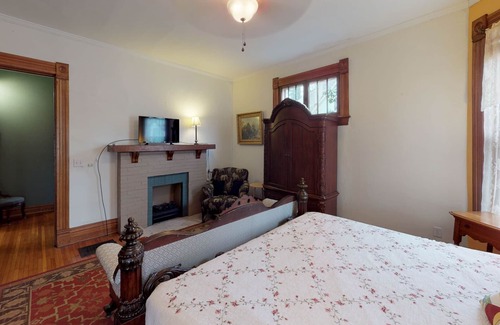 Nelsonville Bed & Breakfast | Bed and Breakfast w/Hot Tub near Hocking Hills in Nelsonville Oh Free Breakfast