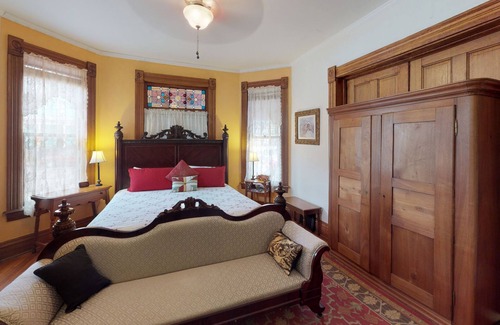 Nelsonville Bed & Breakfast | Bed and Breakfast w/Hot Tub near Hocking Hills in Nelsonville Oh Free Breakfast