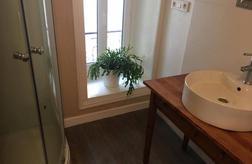 Gurs Bed & Breakfast | Bed and breakfast with shared kitchen and living room