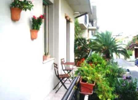 Montesilvano House | Bed And Roses