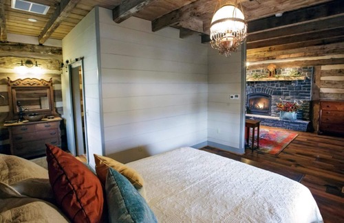 Staunton Bed & Breakfast | Bed&Breakfast in a 1795 Log Cabin on working farm, Honorable Jacob Swoope Suite