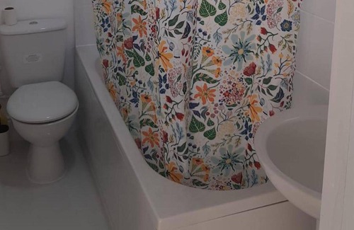 Newport Apartment | Bed, Contl Breakfast, Newport, Wales, Near Train