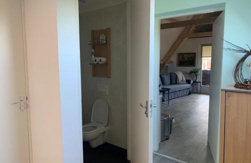 Giethoorn Apartment | Bed en Boomgaard
