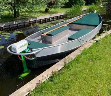 Giethoorn Apartment | Bed en Boomgaard