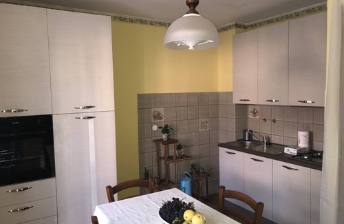 La Morra Apartment | Bed & Roses "Gege"