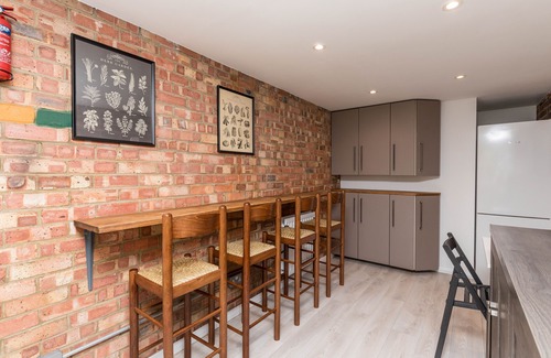 Horsham House | Bedford - Stunning Town House with Patio Garden