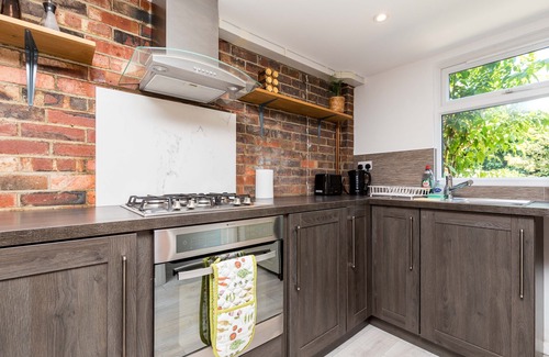 Horsham House | Bedford - Stunning Town House with Patio Garden