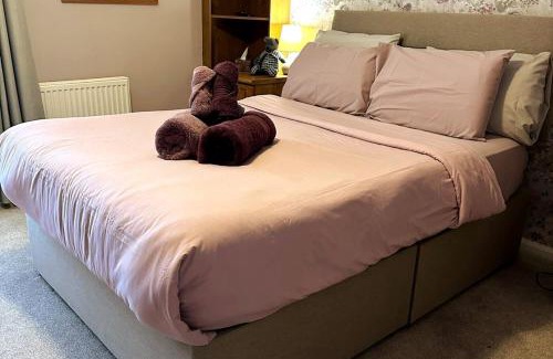 Dunstable Apartment | Bedfordshire Haven: 3-bedroom with Garden