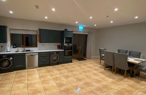 Dromod House | Bedroom 1, triple room with shared bathroom