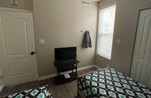 Avondale Apartment | Bedroom 2 Comfy Pvt - Shared BA - Living Room - Washer Dryer - Pet & Family Fr.