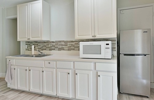 Loxahatchee Groves House | Bedroom and bathroom, perfect for solo traveler!