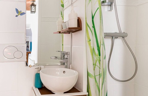 Maringes Apartment | Bedroom and kitchen