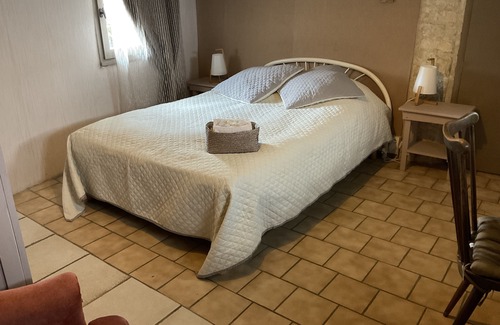 Saint-Jean-de-Sauves House | BEDROOM/TABLE/GITES LES MESANGES ST JEAN DE SAUVES