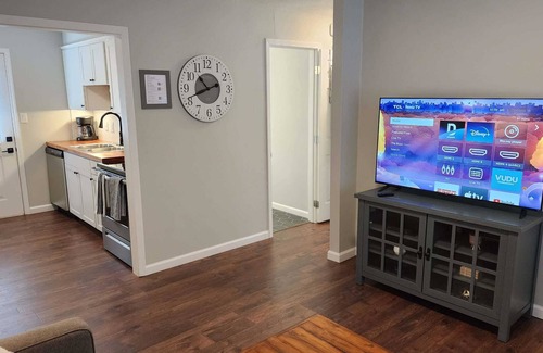 Jefferson City Apartment | Bedroom TVs. 5 Min to Cherokee Lake & C-N Univ