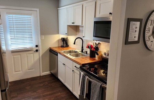 Jefferson City Apartment | Bedroom TVs. 5 Min to Cherokee Lake & C-N Univ