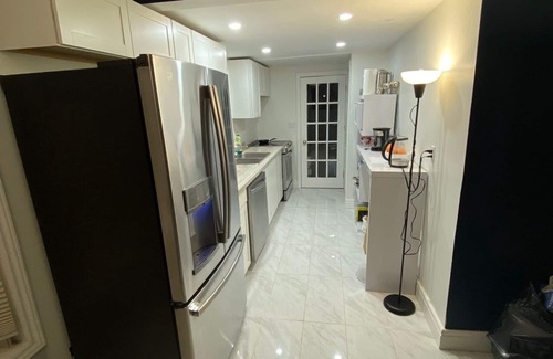 Fort Erie House | Bedroom w/living room/bathroom/kitchen/free WiFi/walk to Lake Erie beach