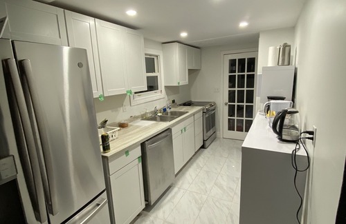 Fort Erie House | Bedroom w/living room/bathroom/kitchen/free WiFi/walk to Lake Erie beach