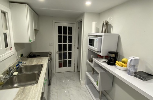 Fort Erie House | Bedroom w/living room/bathroom/kitchen/free WiFi/walk to Lake Erie beach