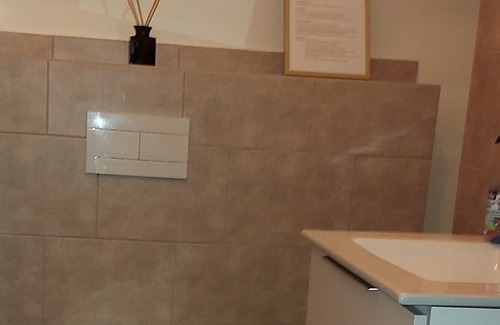 Saint-Ouen-sur-Iton Bed & Breakfast | Bedroom with double bed, fast WiFi, shower with jets