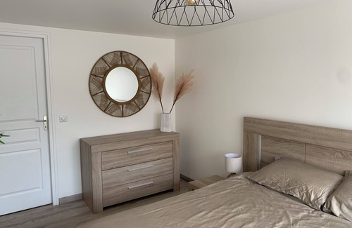 Le Mesnil-Amelot Bed & Breakfast | Bedroom with separate bathroom