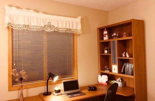 Fort Gary House | Bedrooms in Kenaston, Close to Walmart, Costco, IKEA, Outlet