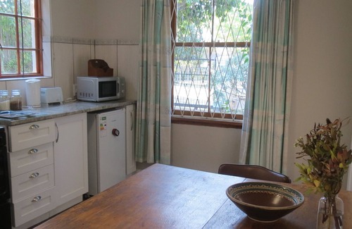 Grahamstown House | Bedsitter with on-suite bathroom and full Kitchen