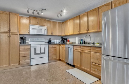 Sherwood Park Apartment | Bee - Cozy Sherwood Park Basement Suite