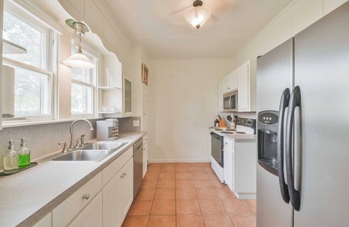 Brenham House | BEE in BRENHAM Holiday Cottage - Premium location walking distance to downtown
