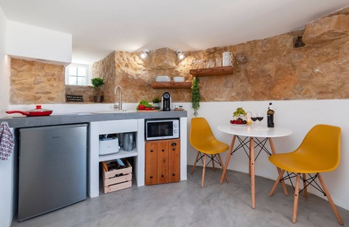 Mafra House | Bee Moinho - One Bedroom House, Sleeps 3