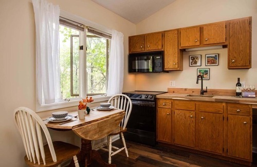 Montebello Cabin | Bee Mountain Cabin fireplace, kitchen, jacuzzi