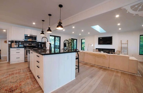 Fenelon Falls Cottage | Bee's Luxury BeachHouse - Hot tub, Sauna, Playground, & Game room