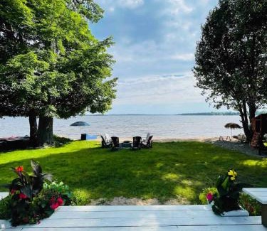 Fenelon Falls House | Bee's Luxury BeachHouse - Hot tub Sauna Playground & Game room