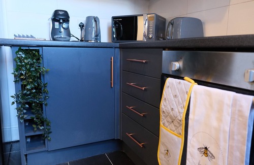 Warrington House | Bee Stays- Pickmere House