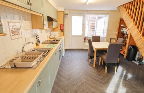 Goxhill Cottage | BEECH COTTAGE, with hot tub in Barrow-Upon-Humber