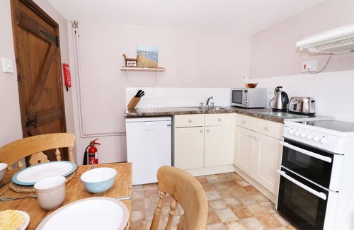 Llanidloes Cottage | BEECH COTTAGE, character holiday cottage, with a garden in Llanidloes